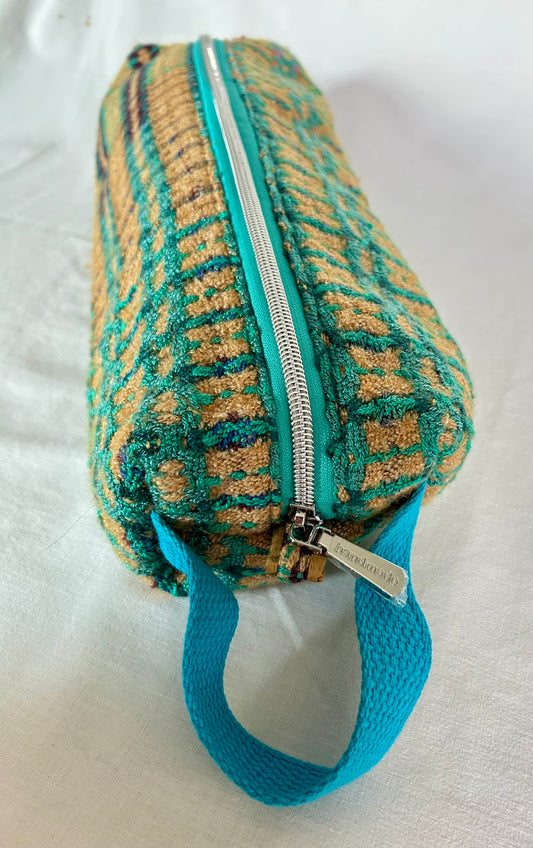 Long zippered pouch for spinning spindles
